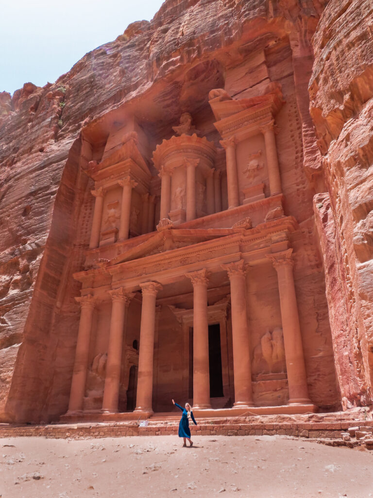 Laura staat alleen voor de Schatkamer in Petra, Jordanië