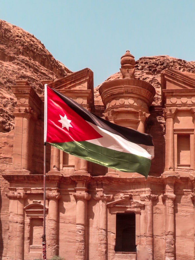 De Jordaanse vlag wappert in Petra