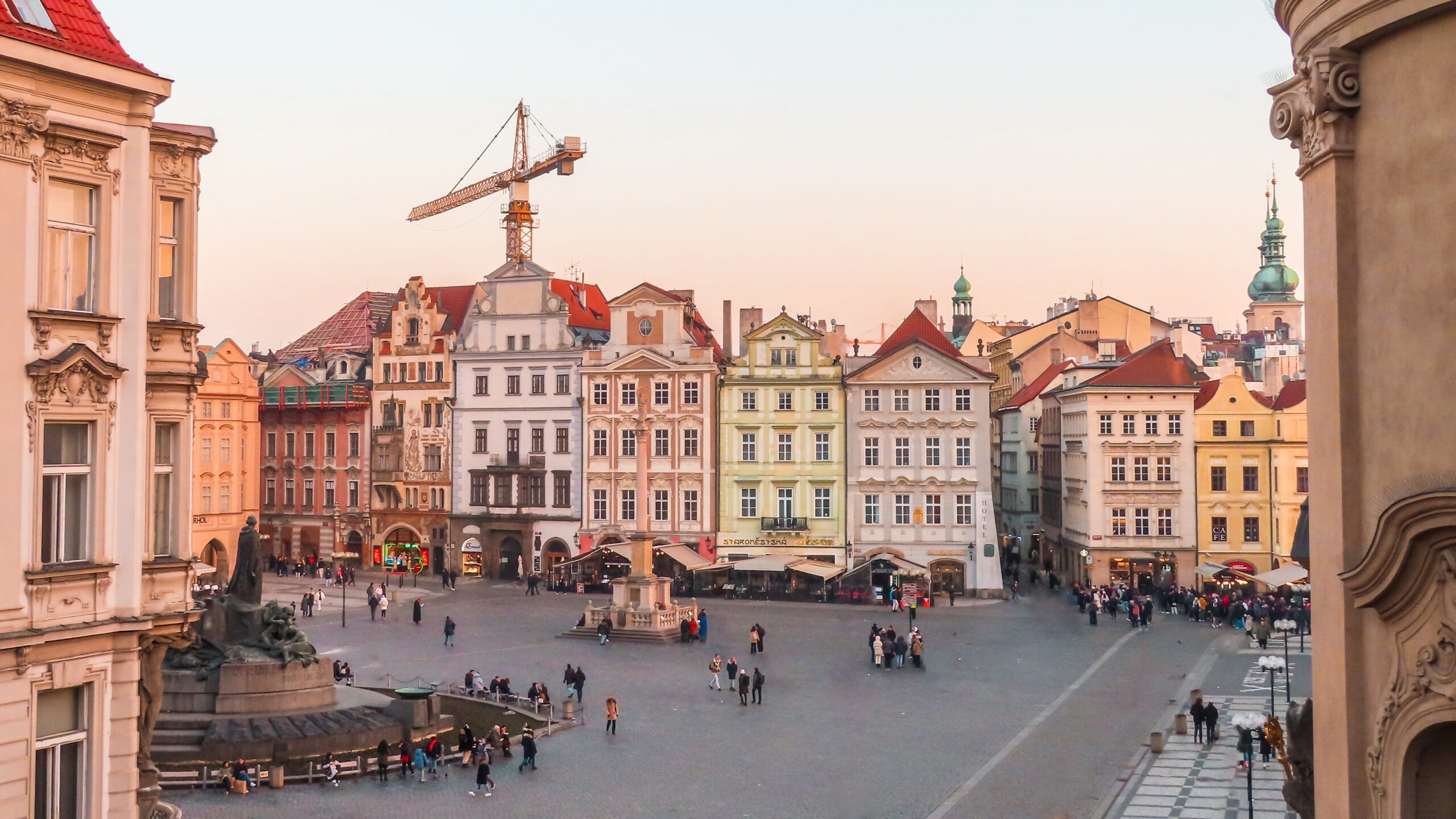 Reis inspiratie: Het grote plein in Praag bij zonsondergang