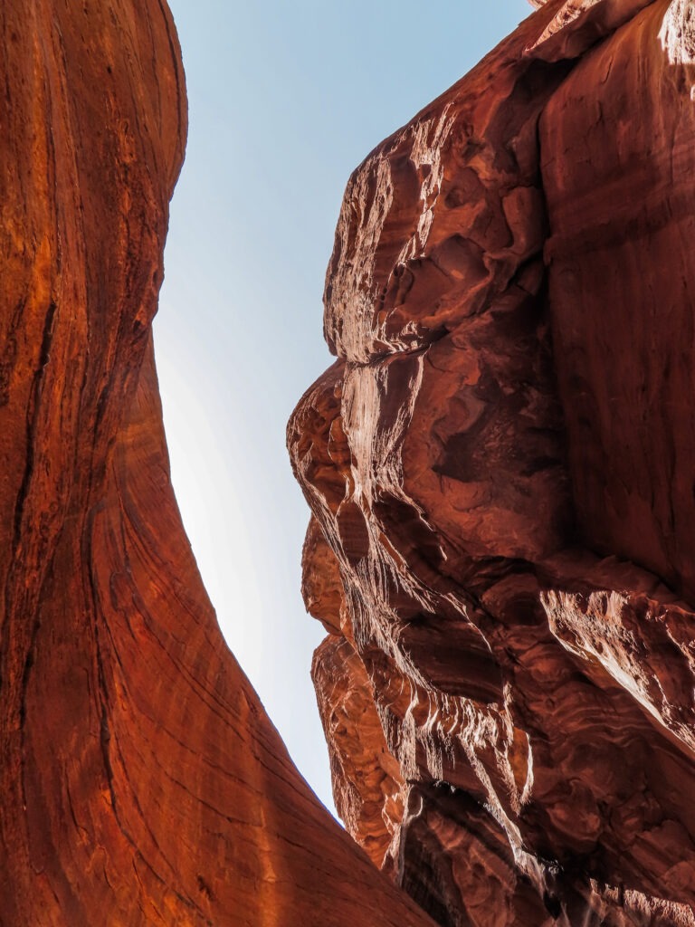 Uitzicht naar boven vanuit de Siq