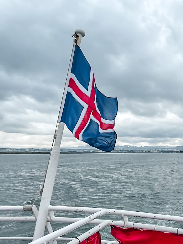 De IJslandse vlag wappert boven de boot