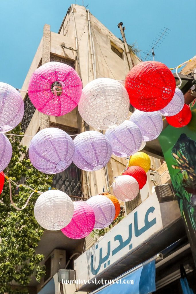 Versierde straten in voorbereiding op het Suikerfeest in Jordanië