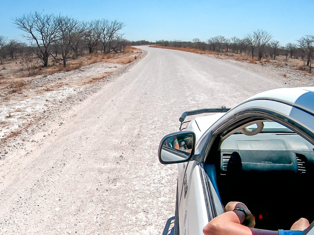Een auto huren in Namibië: wees voorbereid op het rijden over gravelwegen.