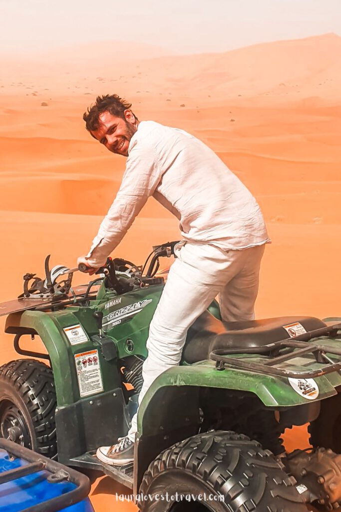 Yoeri rijdt op een quad in de Sahara, Marokko