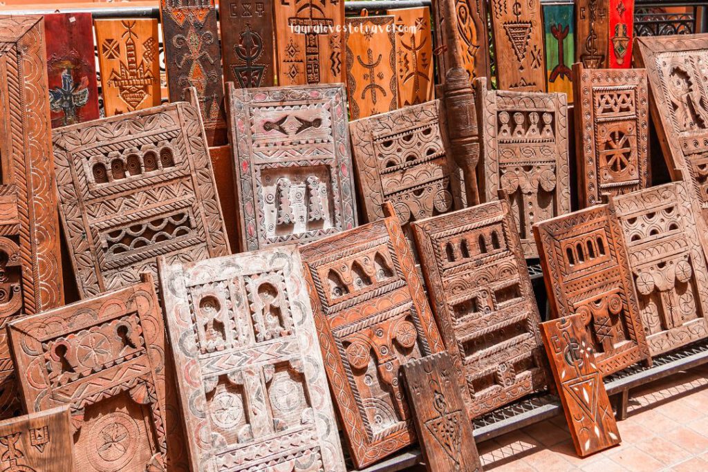 Prachtig bewerkte houten deuren in de souk van Marrakesh