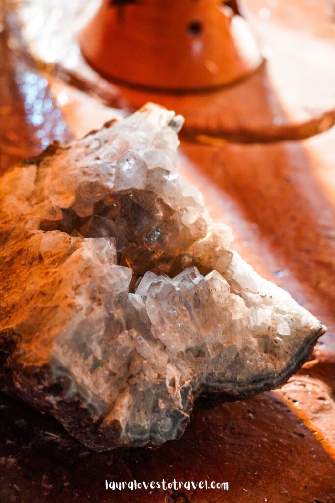 Een grote geode in een winkeltje in Aït Ben Haddou