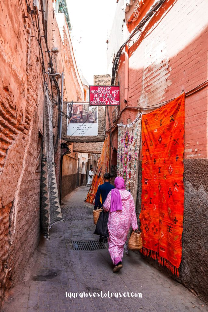 Een nauw straatje in Marrakesh