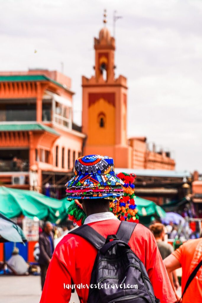 Een hoedenverkoper op het Djemaa El Fna plein, Marrakesh