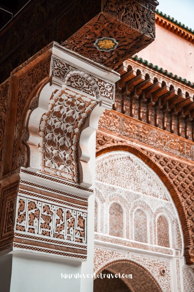 Details van het houtsnijwerk in de Ben Youssef Madrasa, Marrakesh, Morocco