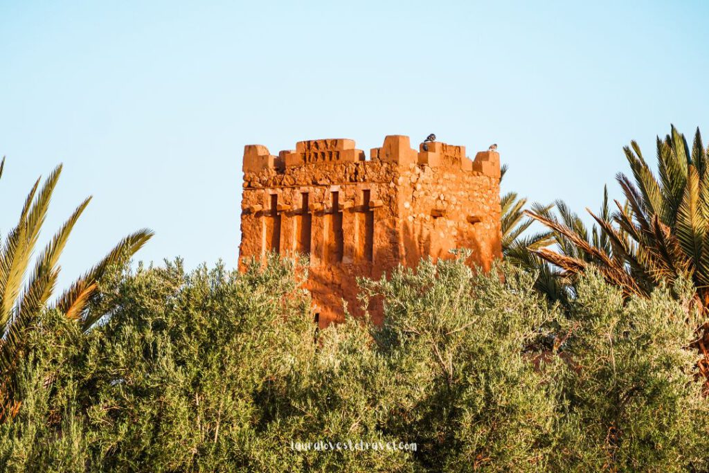 De zonsopgang op een toren van Aït Ben Haddou