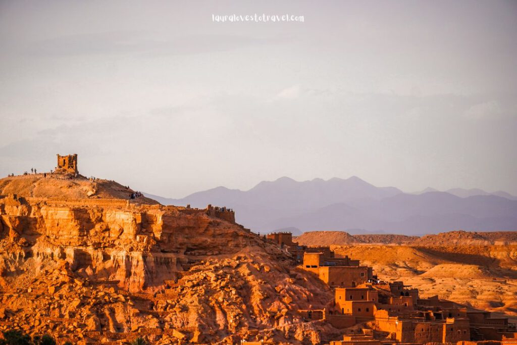 Aït Ben Haddou met het Atlasgebergte op de achtergrond