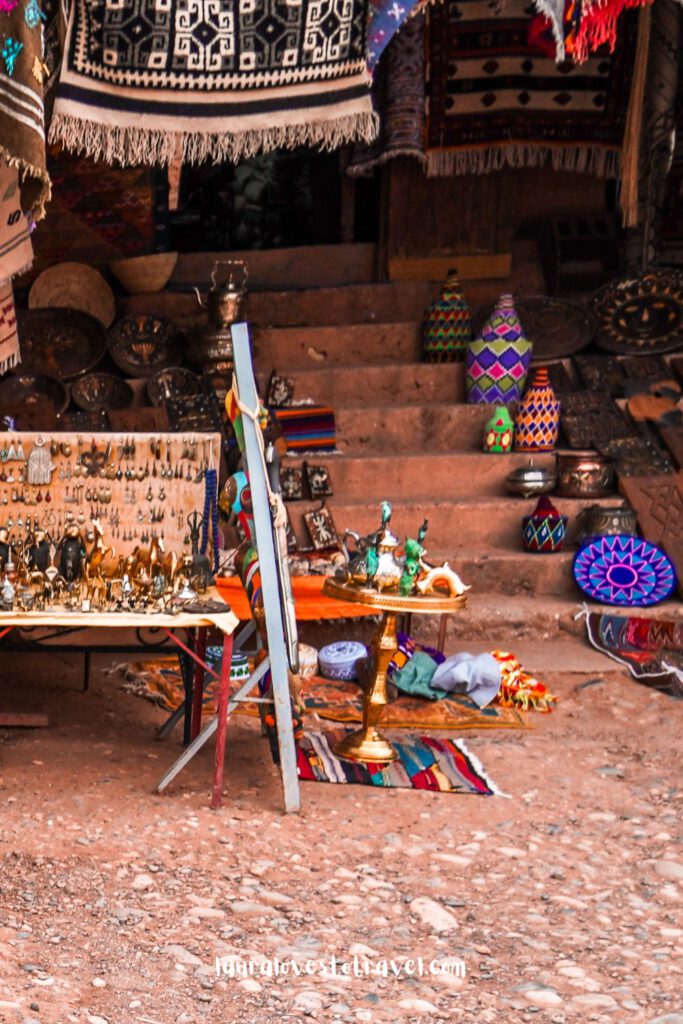 Mooi uitgestalde verkoopwaar in Aït Ben Haddou