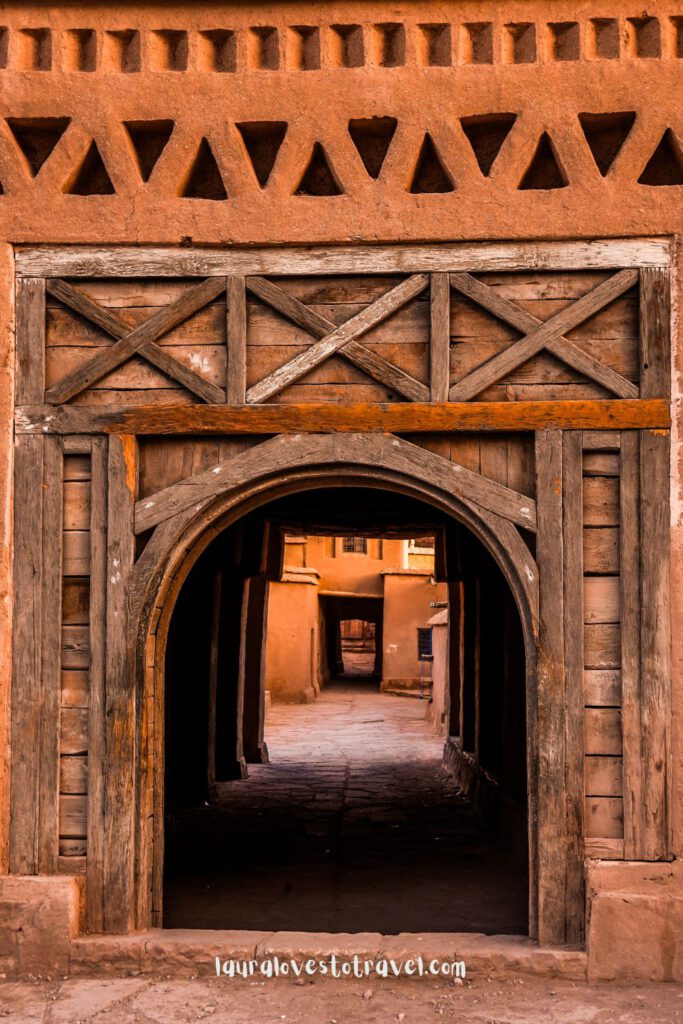 Een doorkijkje door een prachtig bewerkte poort in Aït Ben Haddou