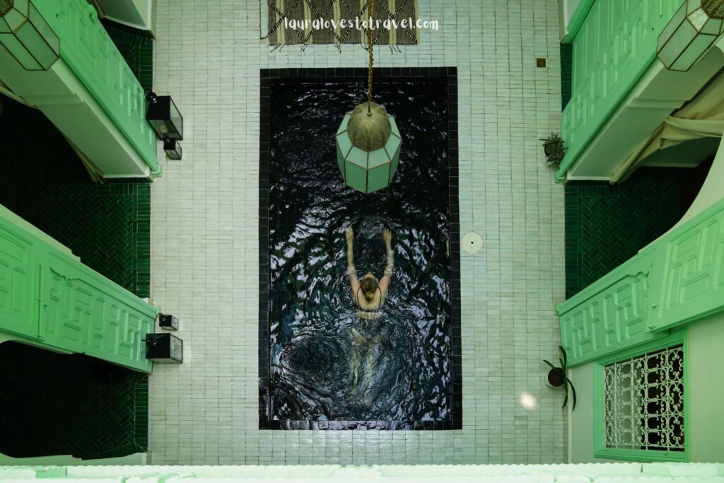 Zwemmen in een lokale riad in Rabat, Marokko