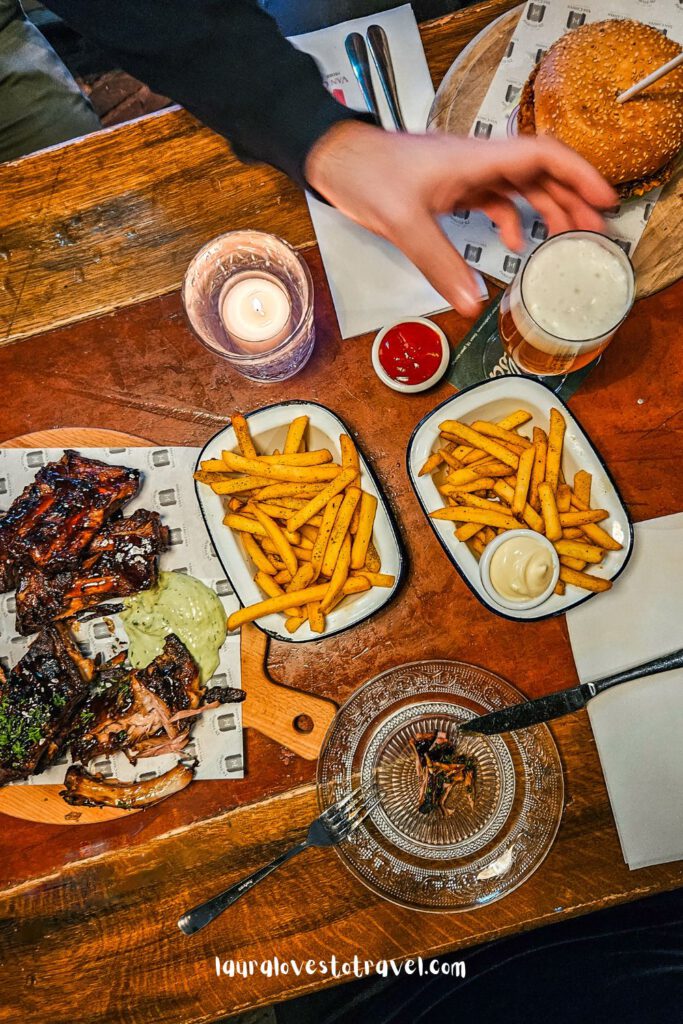 Een tafel vol eten bij de Stomme van Campen