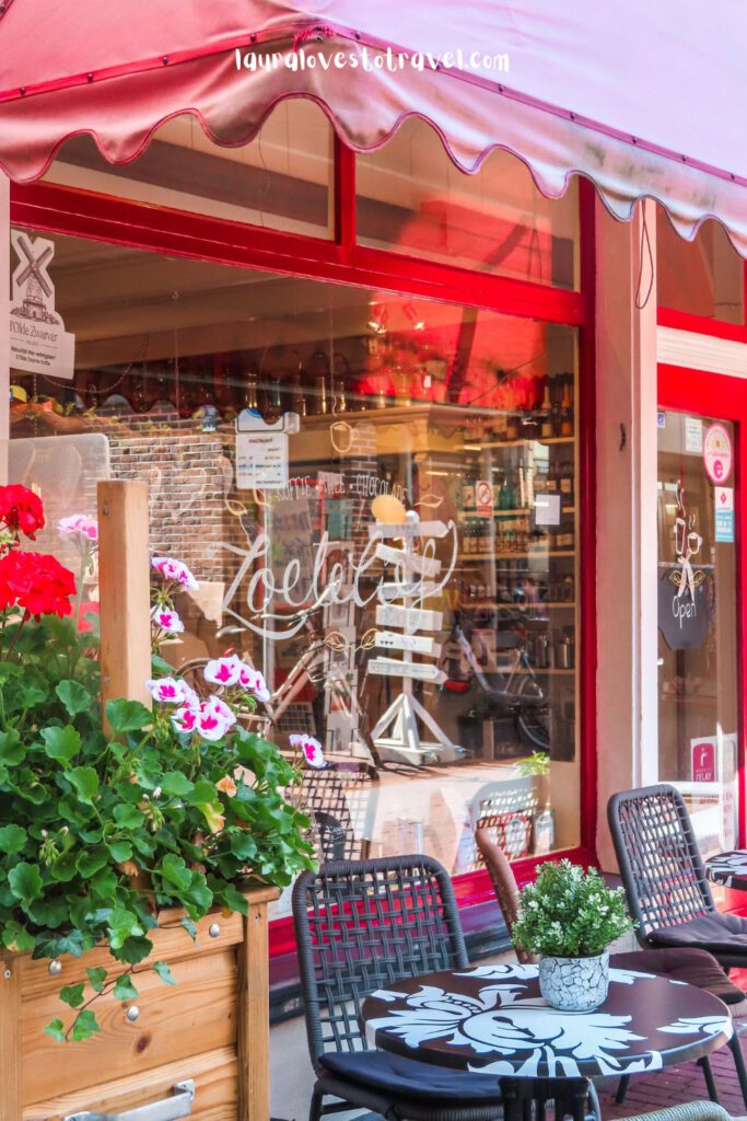 Gezelligheid op het kleine terras van Zoetelief in Kampen