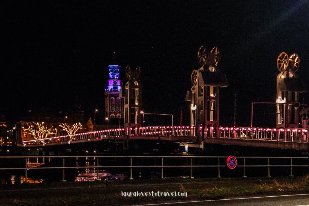 De stadsbrug in Kampen bij nacht