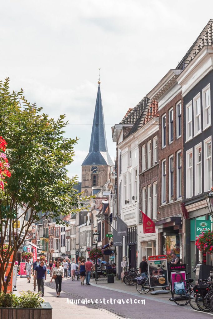 Uitzicht op de Bovenkerk vanuit de Oudestraat in Kampen