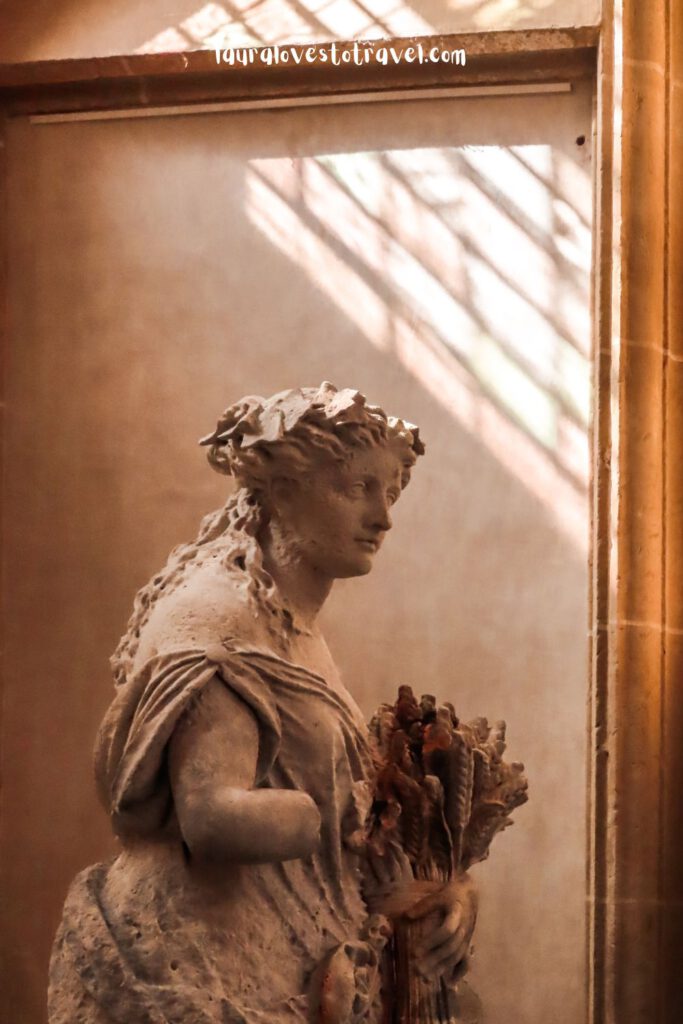 Stenen beeld van een vrouw in de Bovenkerk in Kampen