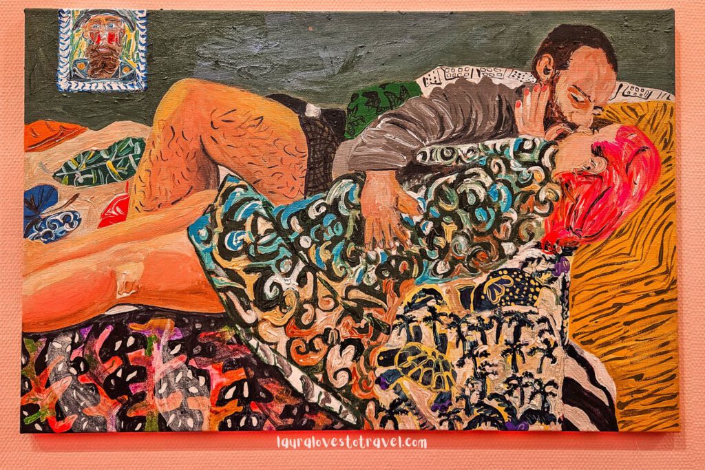 Een schilderij van twee zoenende mensen in het Stedelijk Museum Kampen