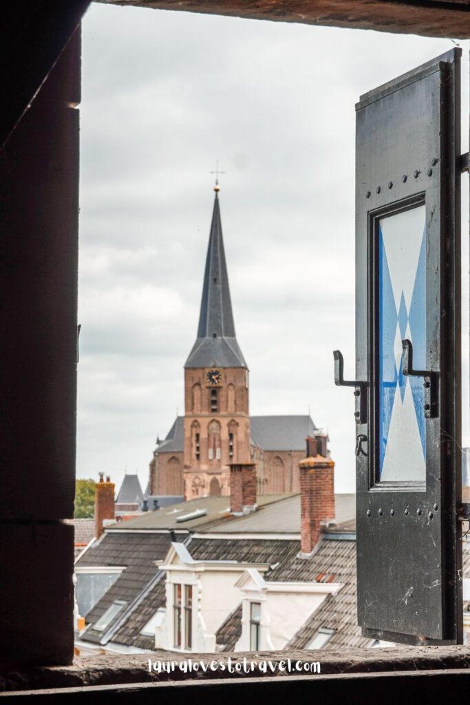 Uitzicht op de toren van de Bovenkerk