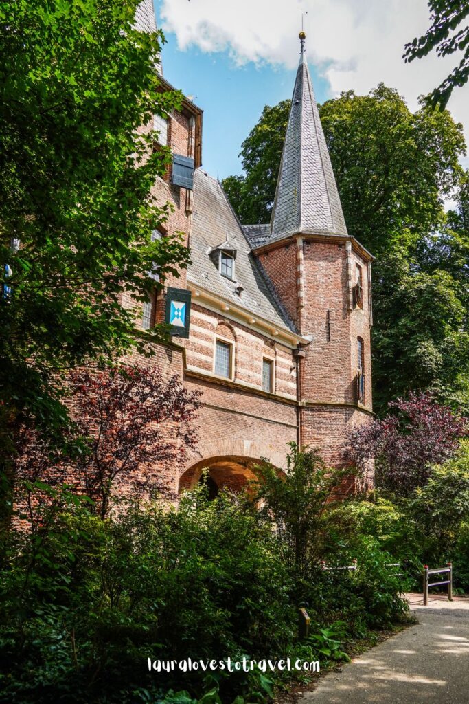 Een van de stadspoorten doemt op in het park in Kampen
