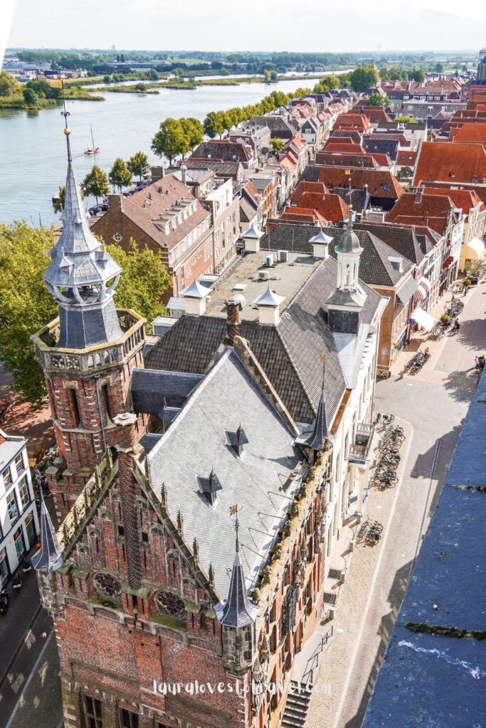 Uitzicht vanaf de Nieuwe Toren op het Stedelijk Museum en het oude raadhuis in Kampen