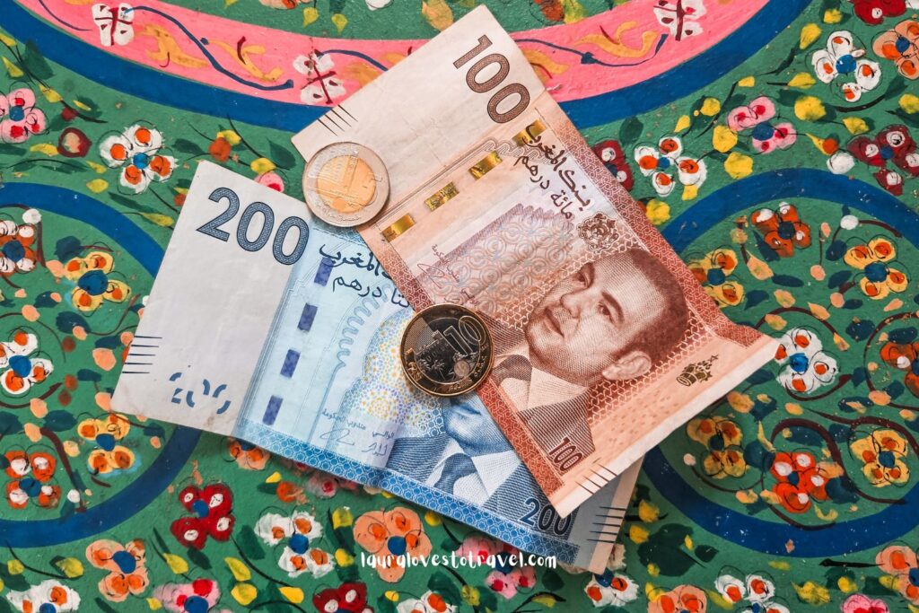 Marokkaans geld op een prachtig bewerkt kistje