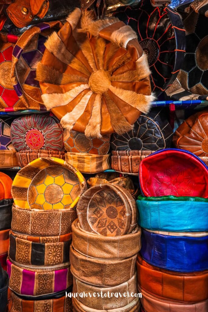 Een verzameling poefjes in Fez