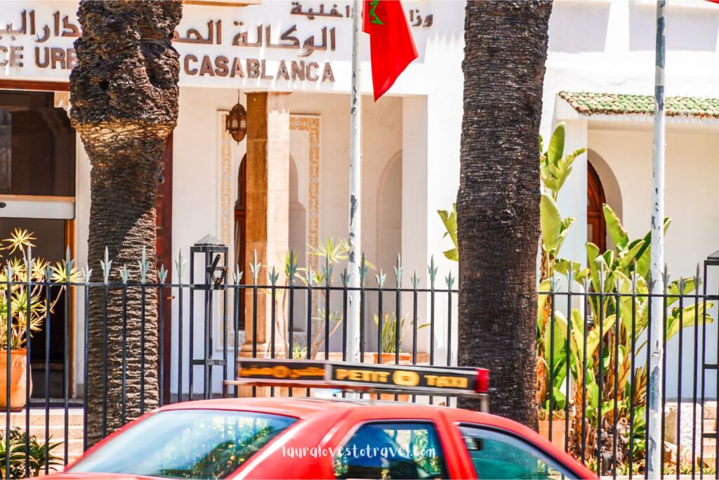 Een rode taxi op de weg in Casablanca