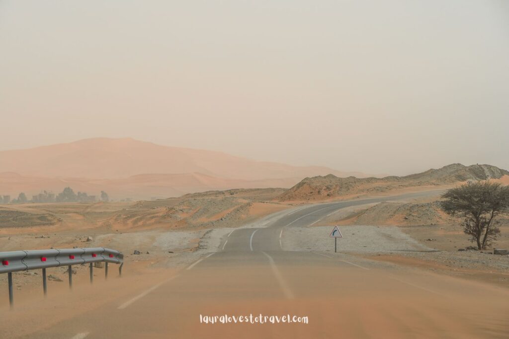 Een auto huren in Marokko: zandstorm op de weg naar de Sahara woestijn
