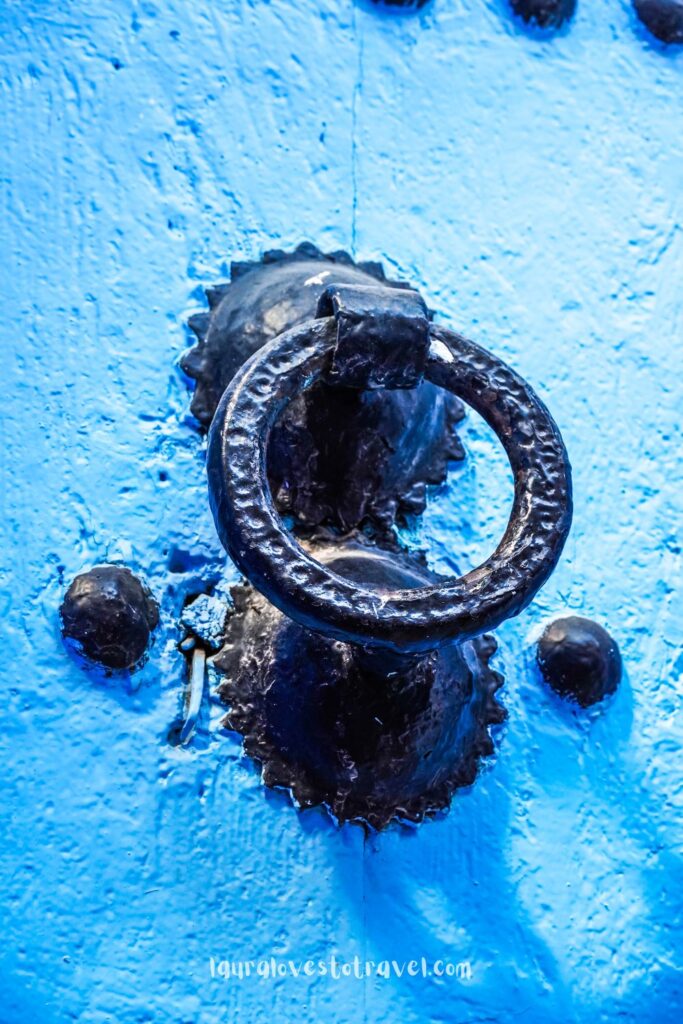 Een robuuste deurklopper in Chefchaouen
