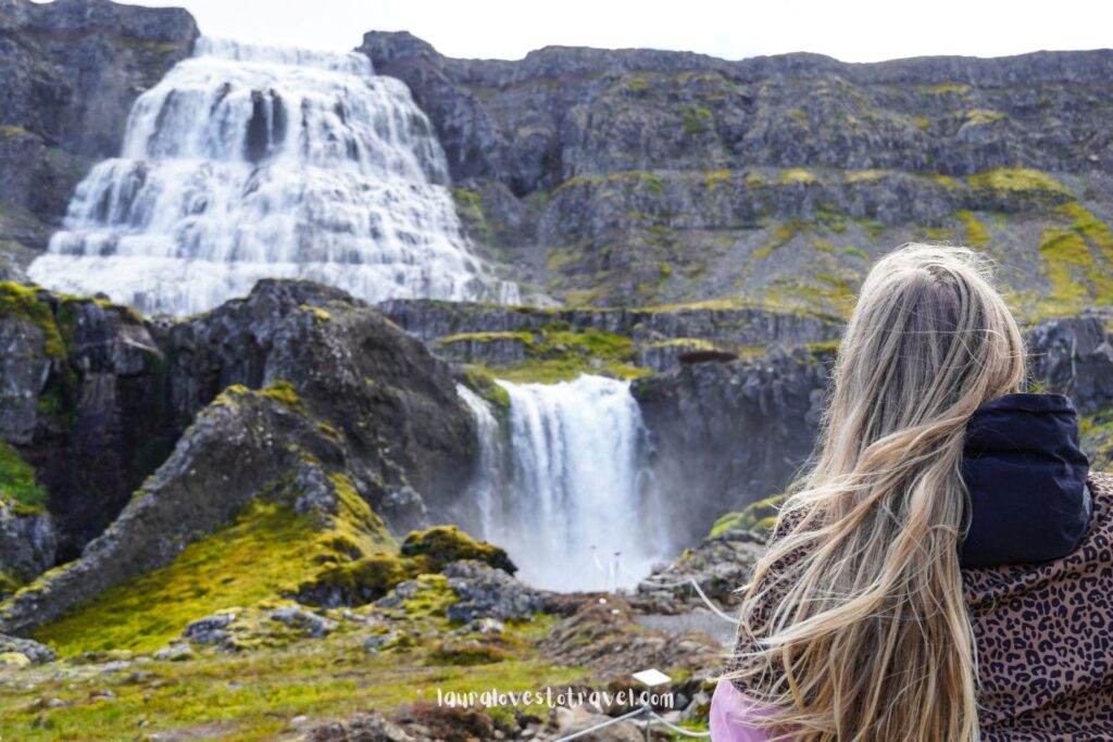 Waterval onder de middernachtzon in IJsland