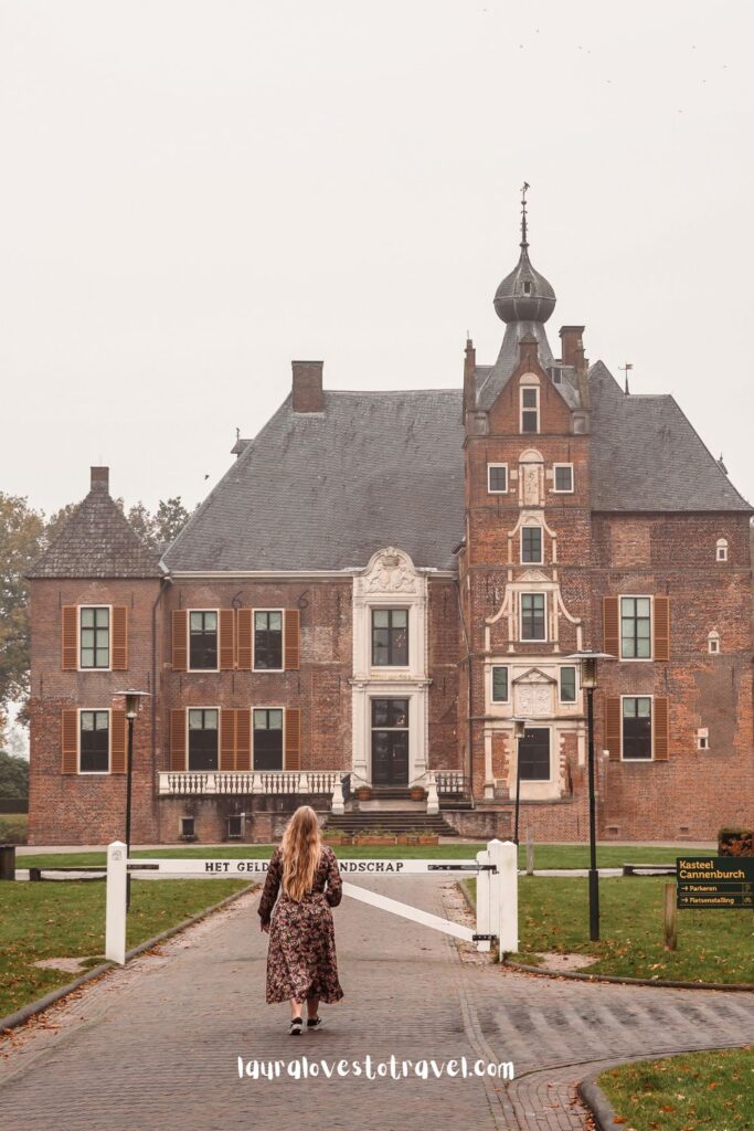 De entree van Kasteel Cannenburch