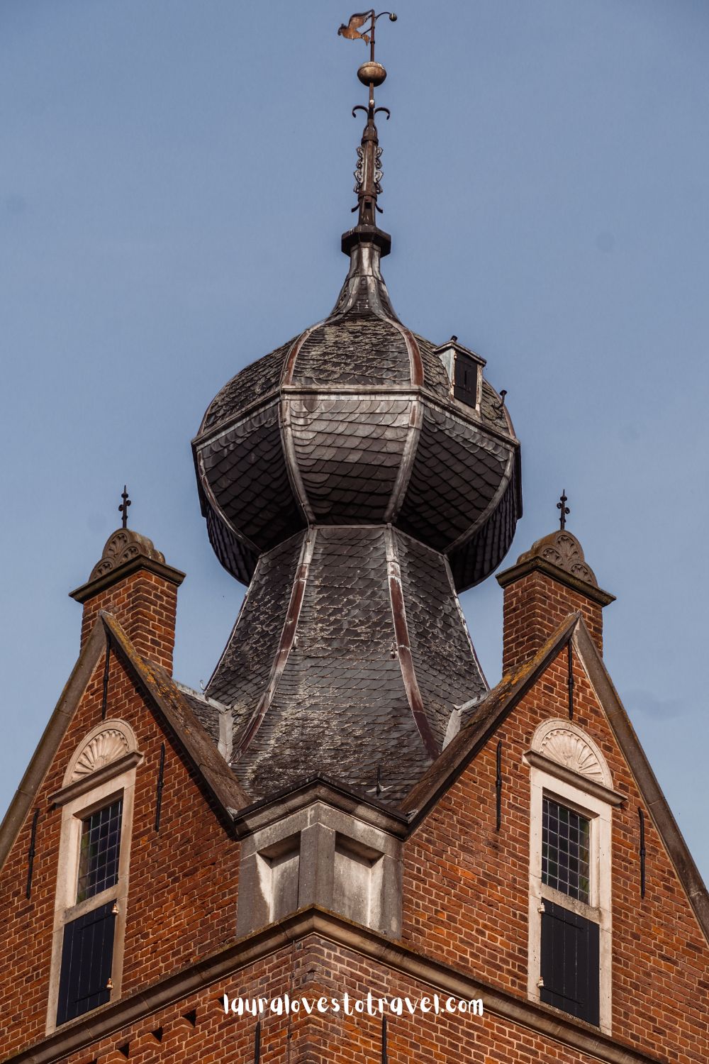 Het ui-vormige dak van kasteel Cannenburch