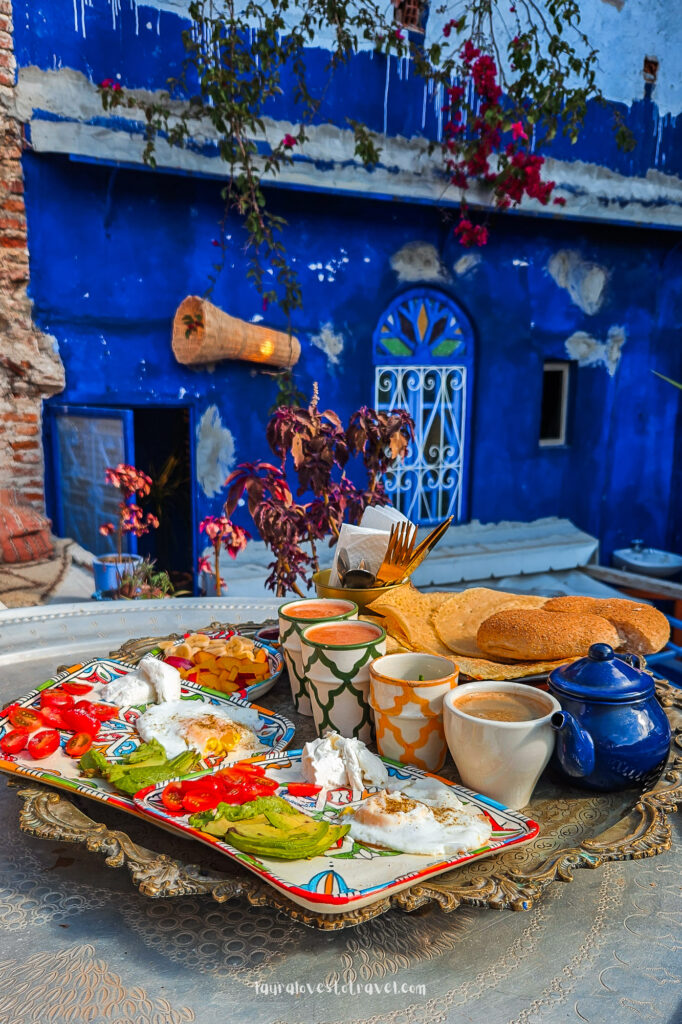 Uitgebreid ontbijten in de Riad in Chefchaouen