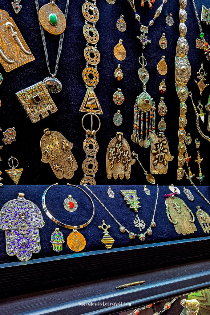 Een wand vol bijzondere sieraden bij de edelsmederij