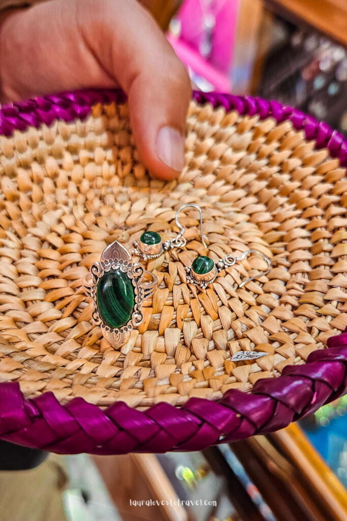Een ring en een paar oorbellen bij de edelsmederij