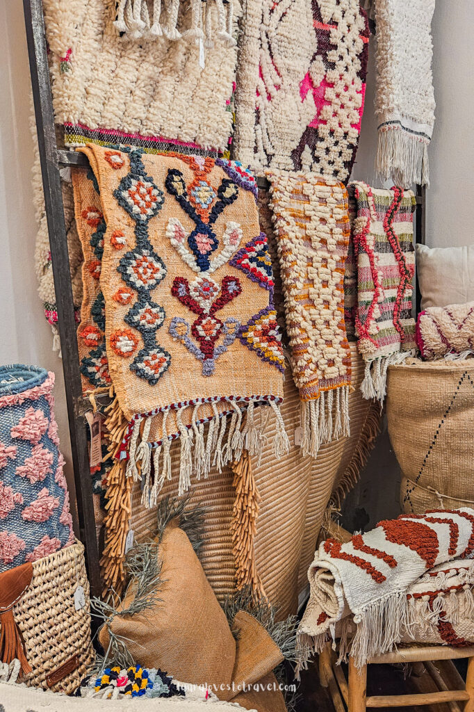 Mooie bewerkte kleden in een winkeltje in Essaouira