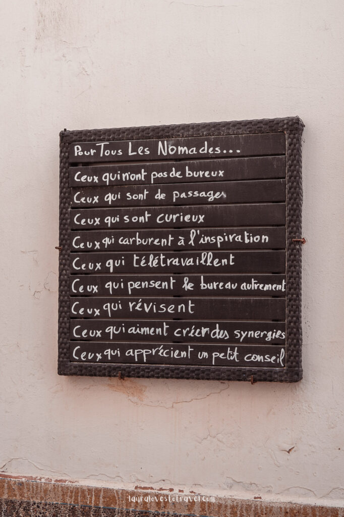 Een gedicht op een muur in Essaouira