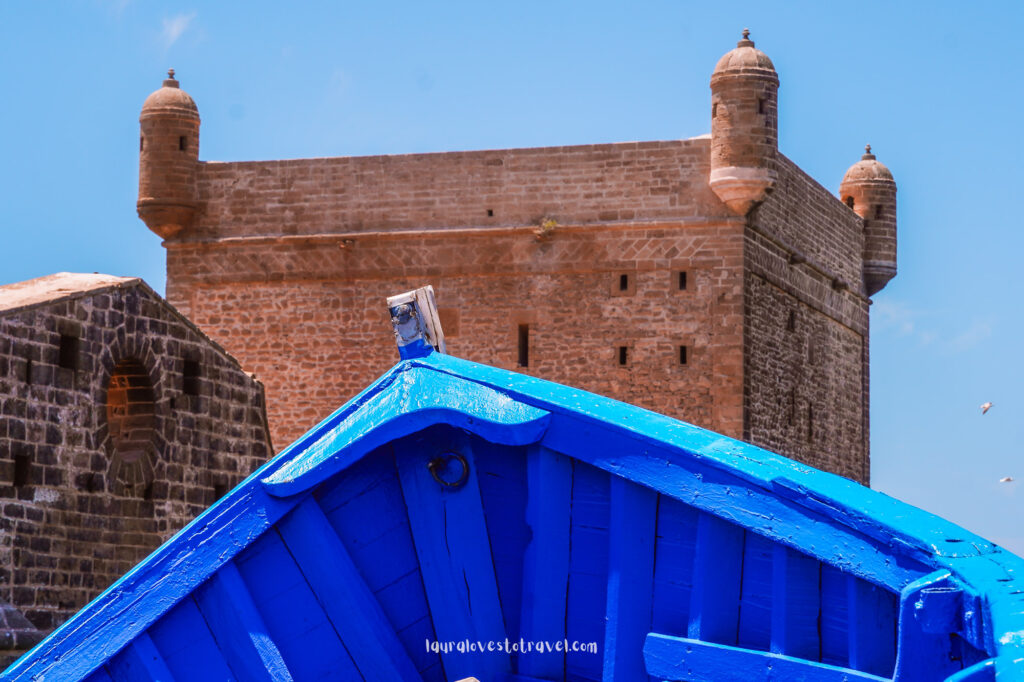 Een blauw bootje voor de poort van Essaouira