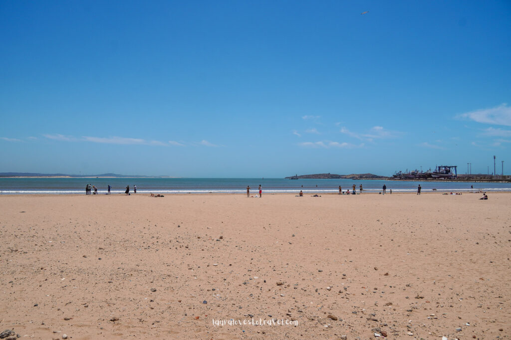 Een zandstrand met strandgangers in Essaouira