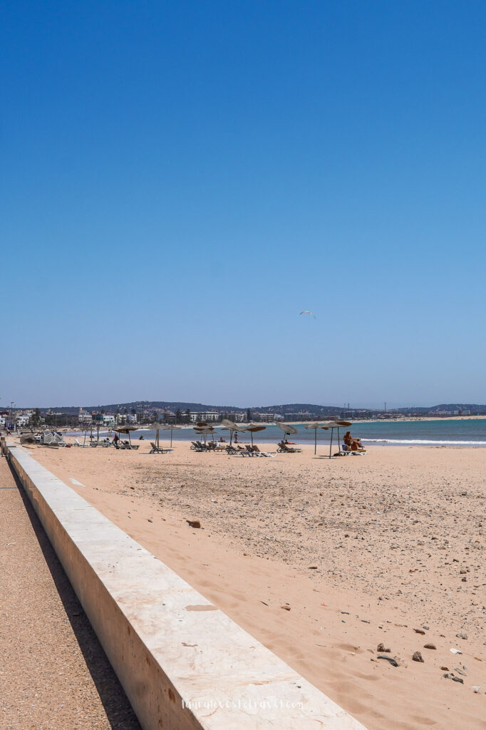Strandbedjes in de verte in Essaouira