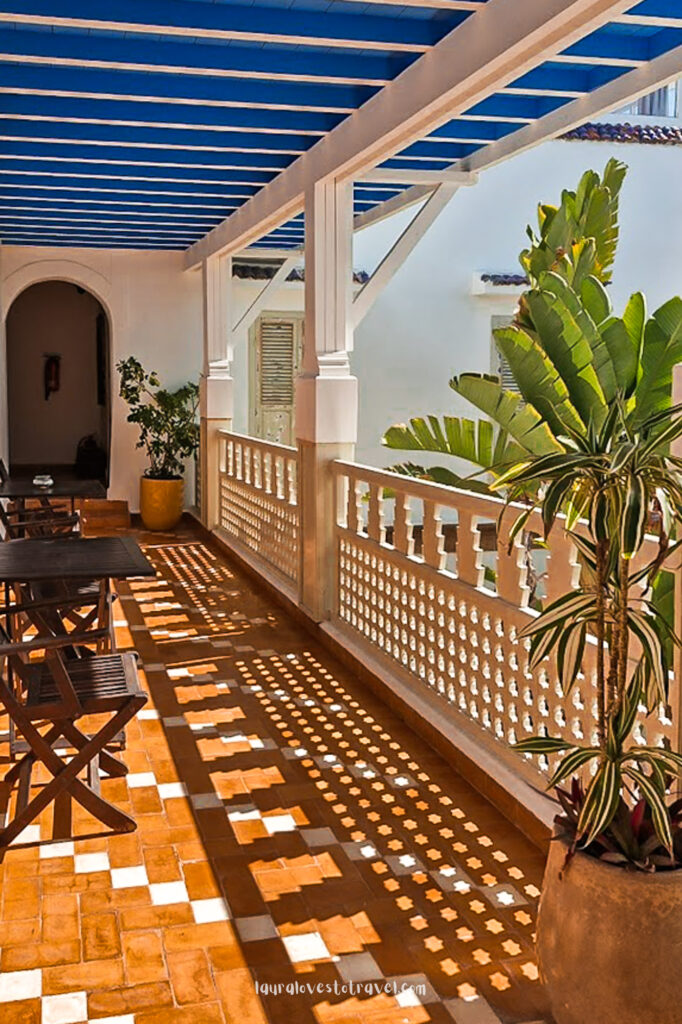 Een zonnig terras in riad Chems Bleu in Essaouira